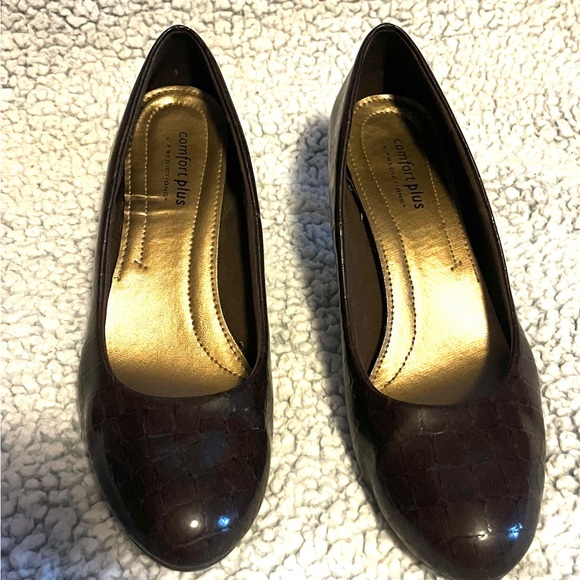 Size 8, comfort plus by predictions, brown alligator pattern heels - Picture 2 of 4